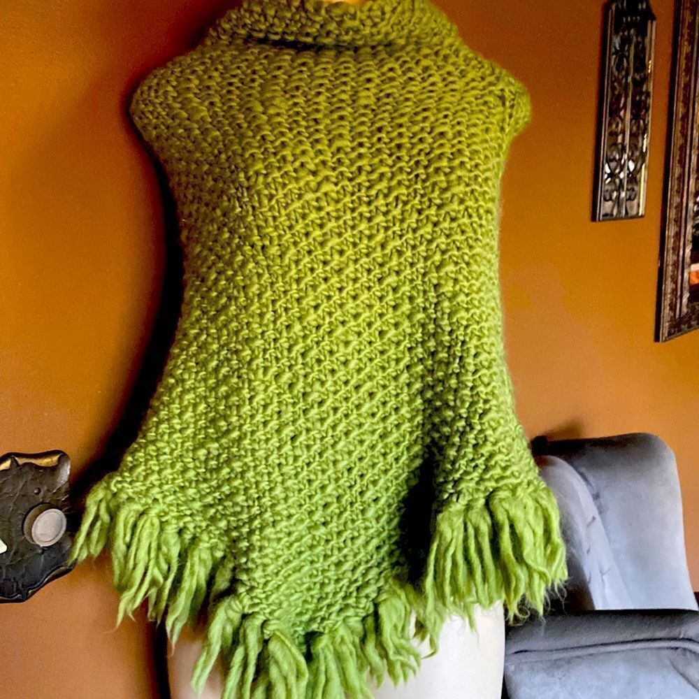 100% WOOL Pancho Shawl Moda International VICTORIA’S SECRET Lime Green XS/S